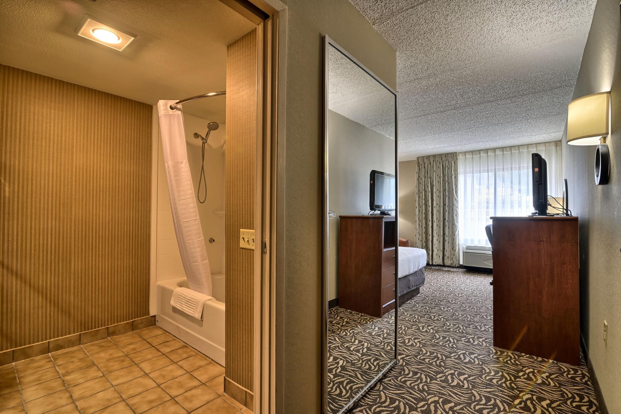 Clarion Inn & Suites - University Area Cortland Esterno foto