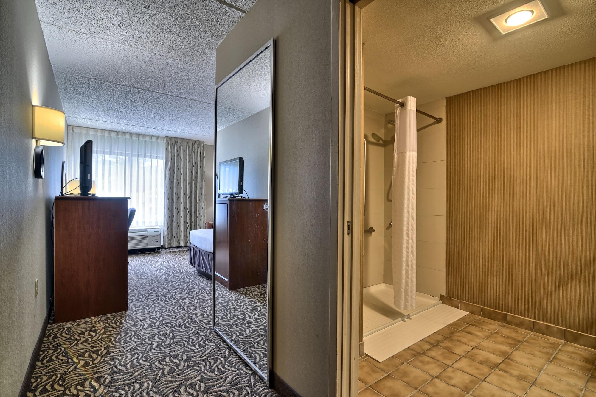 Clarion Inn & Suites - University Area Cortland Esterno foto