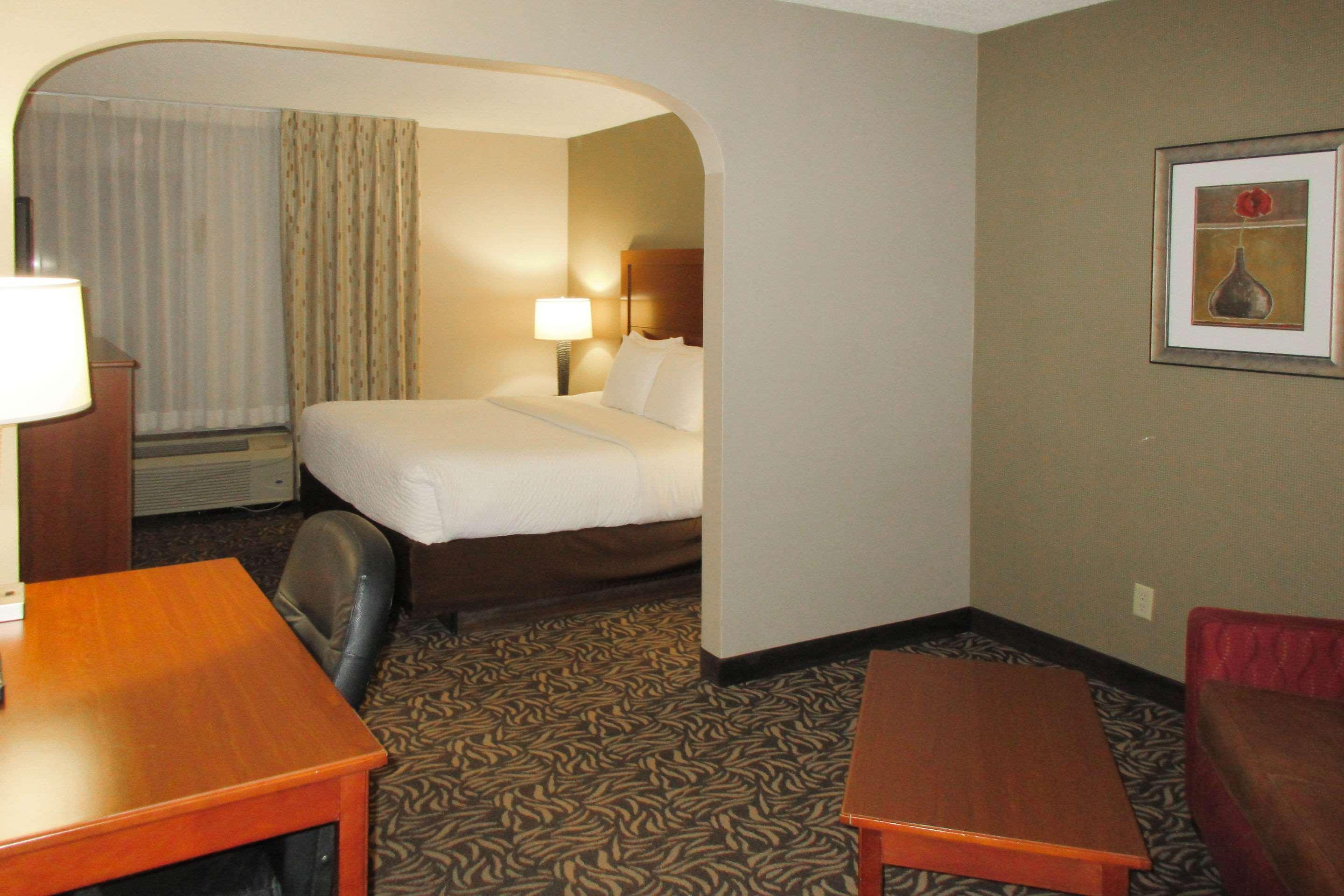 Clarion Inn & Suites - University Area Cortland Esterno foto