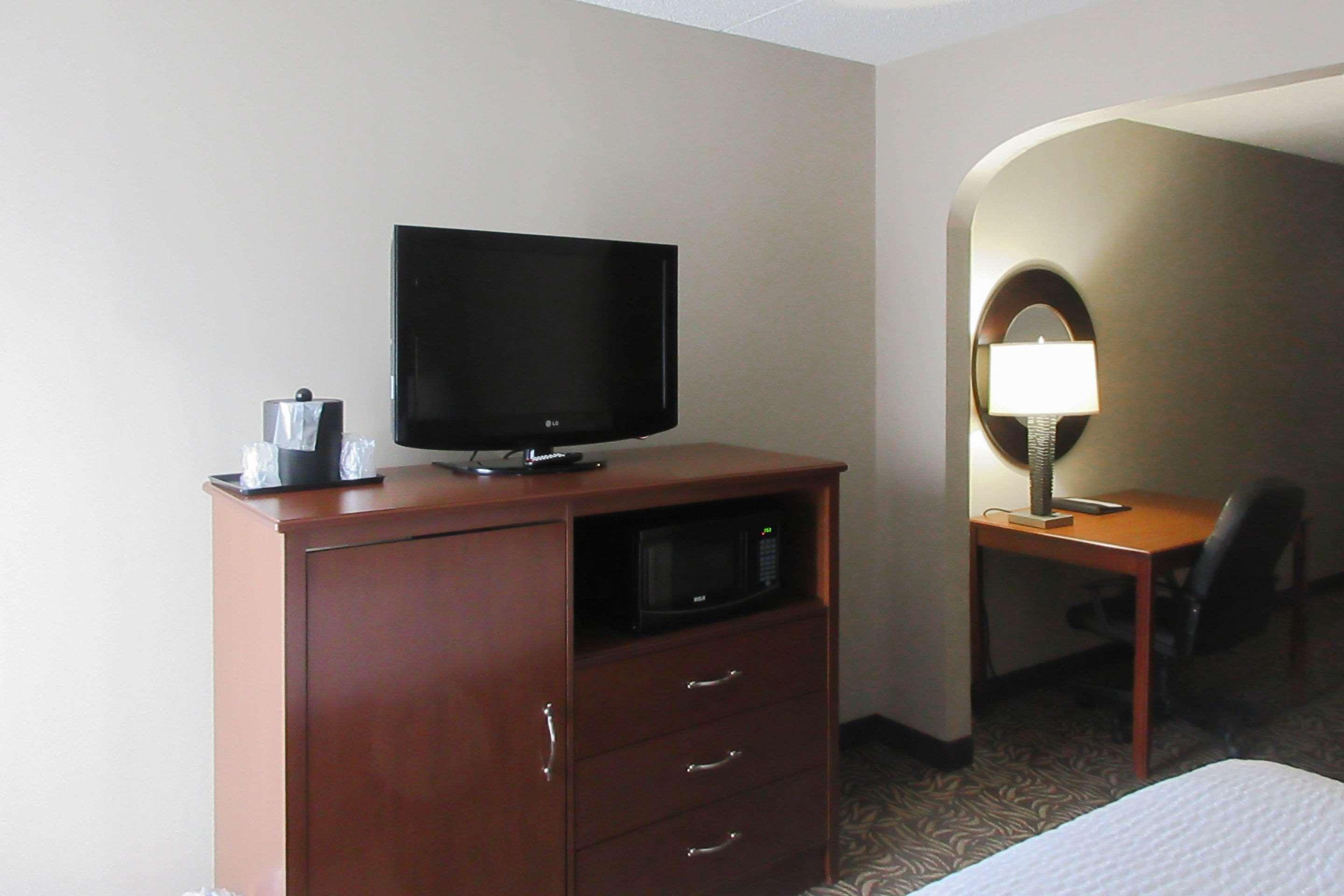 Clarion Inn & Suites - University Area Cortland Esterno foto