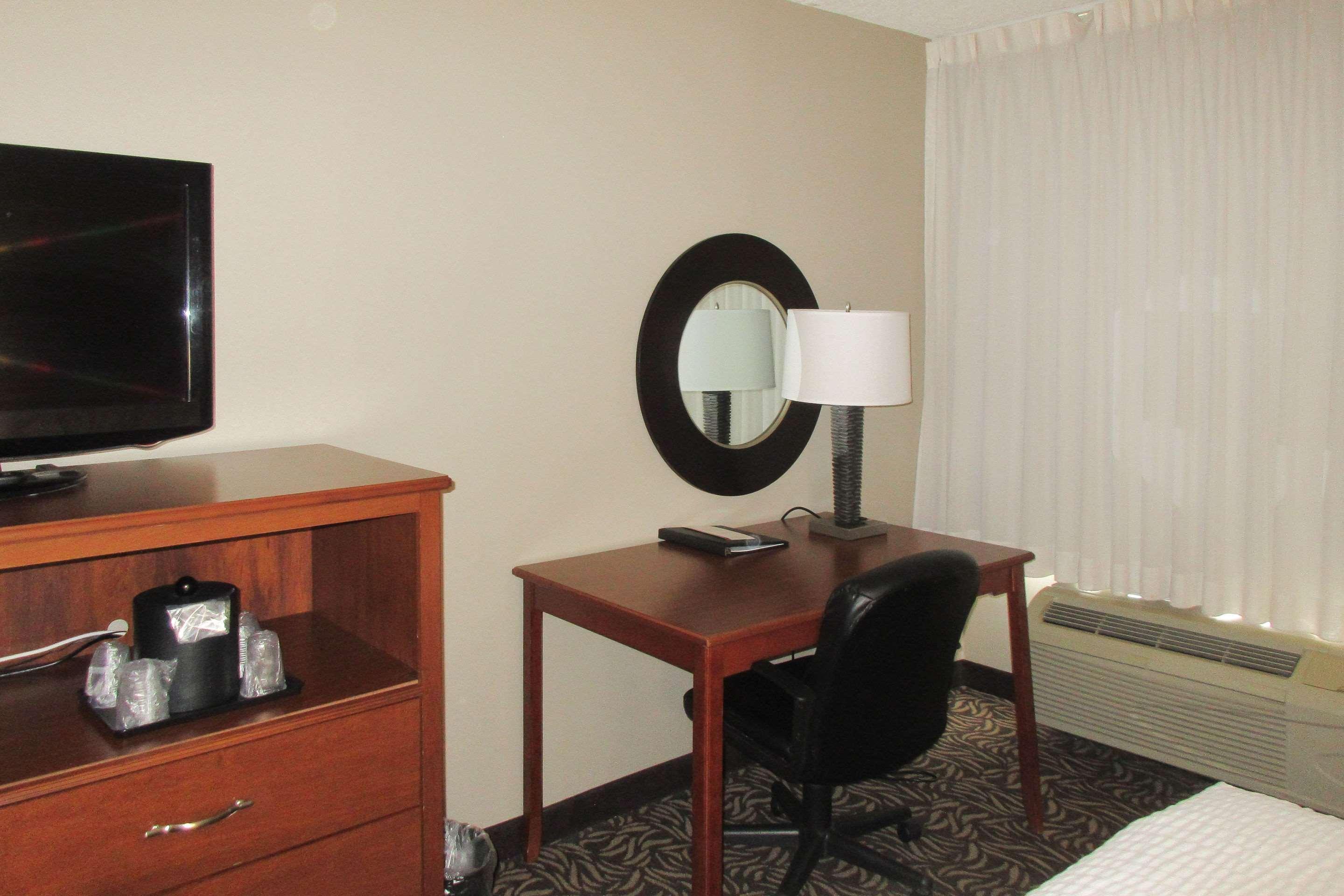 Clarion Inn & Suites - University Area Cortland Esterno foto