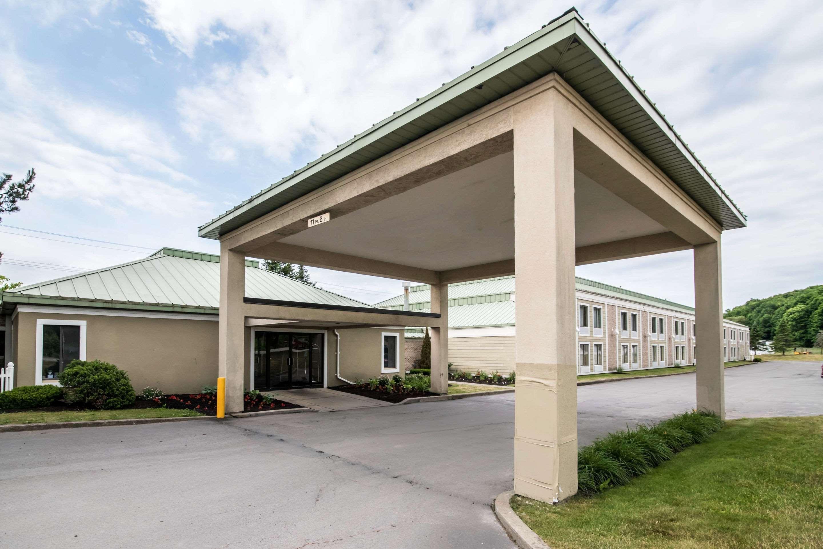 Clarion Inn & Suites - University Area Cortland Esterno foto